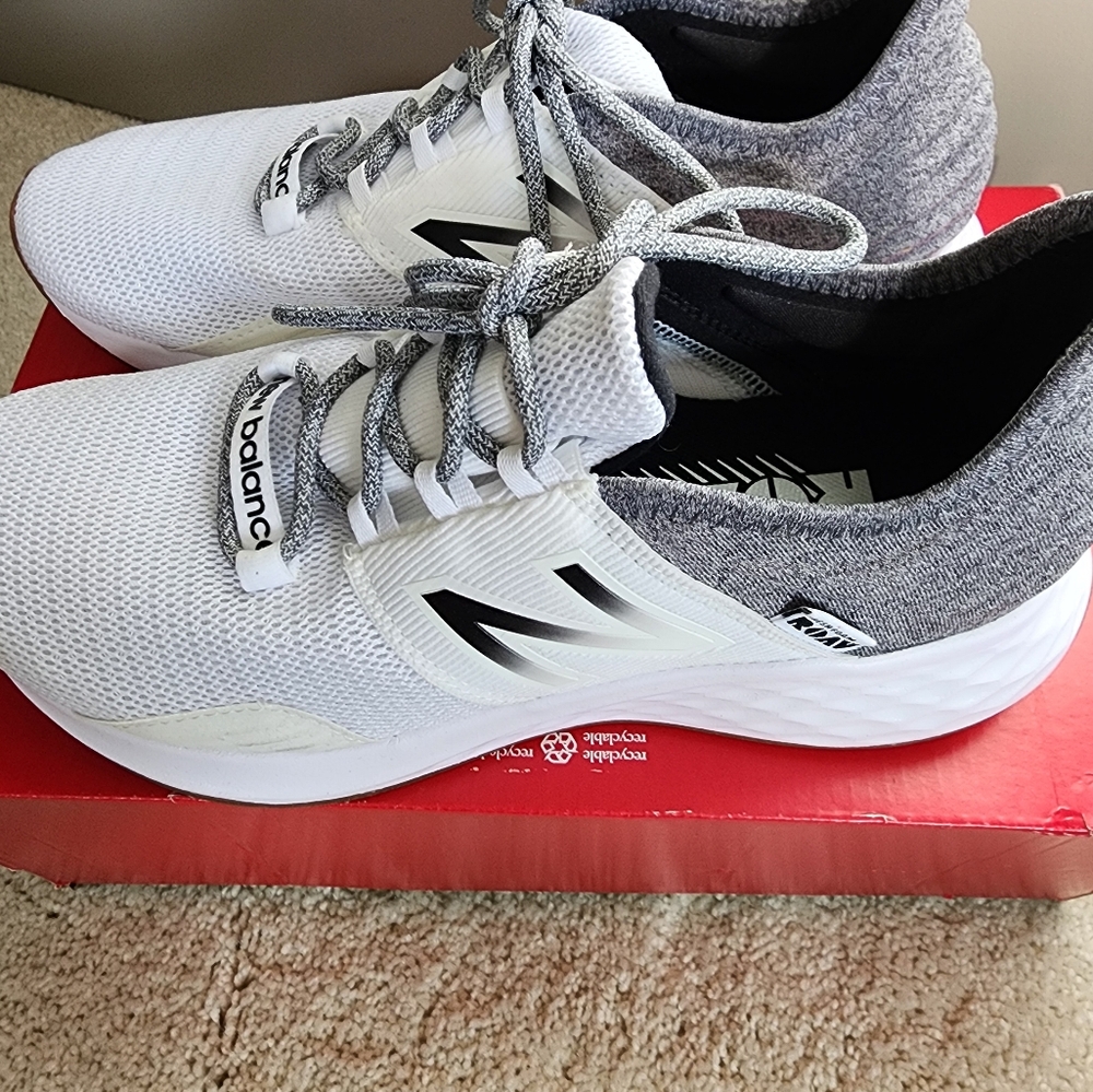 NEW Women's New Balance Fresh Foam ROAV Running Shoes Size 7.5